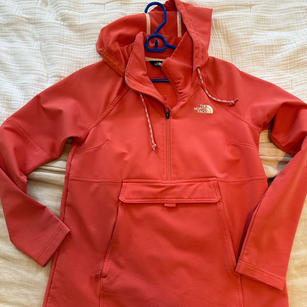 Cute North Face Tekno Ridge pull over jacket in Coral, size small